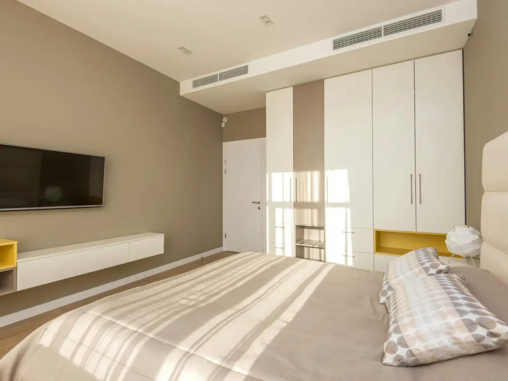 Bedroom with a vertical storage area